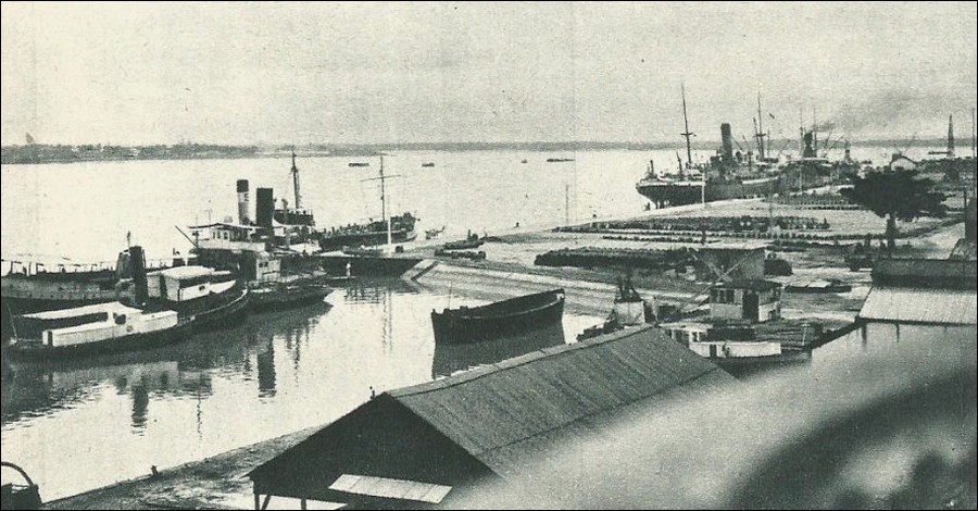vue du port de Douala avant qu'il ne soit réaménagé dans les années 1950