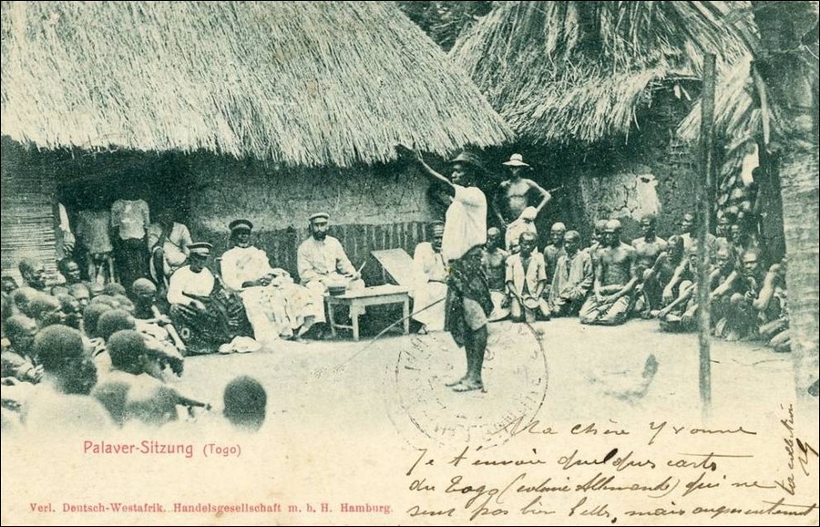 Séance de palabre dans une cours au Togo, carte postale allemande